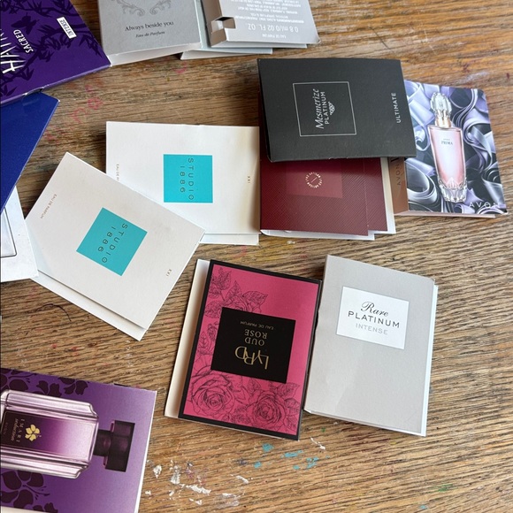 Avon Assorted Sample Collection - Picture 5 of 6